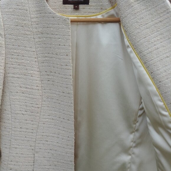 Elegant White Tweed Coat - Picture 2 of 15